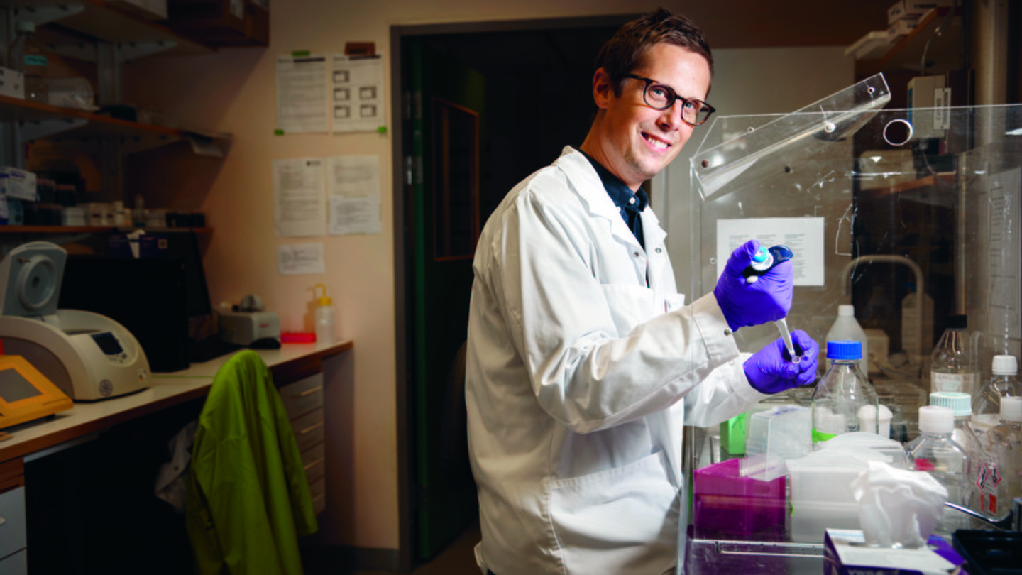 Bild på Kristian Pietras vid hans labbkontor på Medicon Village i Lund.Lunds universitet, institutionen för Laboratoriemedicin.Studier av blodkärlens roll för utveckling och prognos av hjärntumörer hos barn. En studie av pediatriska hjärntumörer som kommunicerande organ. CNS-tumörer.Bilder till Barn & Cancer på uppdrag av OTW Bild på Kristian Pietras vid hans labbkontor på Medicon Village i Lund. Bild på Kristian Pietras vid hans labbkontor på Medicon Village i Lund.Lunds universitet, institutionen för Laboratoriemedicin.Studier av blodkärlens roll för utveckling och prognos av hjärntumörer hos barn. En studie av pediatriska hjärntumörer som kommunicerande organ. CNS-tumörer.Bilder till Barn & Cancer på uppdrag av OTW