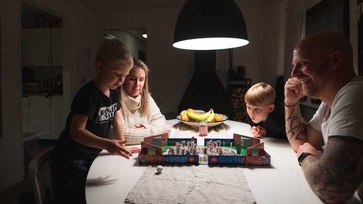 20201124 Alfred och familjen Janliden f&aring;r fira jul hemma i &aring;r. F&ouml;rra &aring;ret firade de jul p&aring; sjukhuset d&aring; sonen Alfred fick cancer, den 24 november 2020Foto: Fredrik Karlsson/SolstaFoto