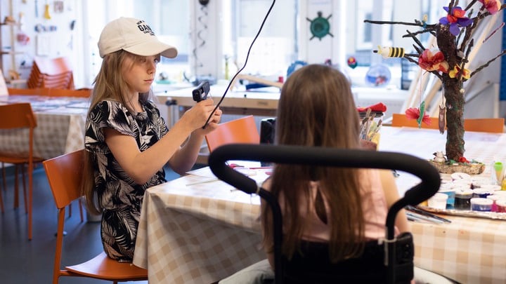 Sjukhusskolan Ume&aring; Universitetssjukhus. Martina Larsson g&aring;r p&aring; sjukhusskolan. Barnet i rullstolen &auml;r Tuva-Li, syster som behandlas f&ouml;r osteosarkom.